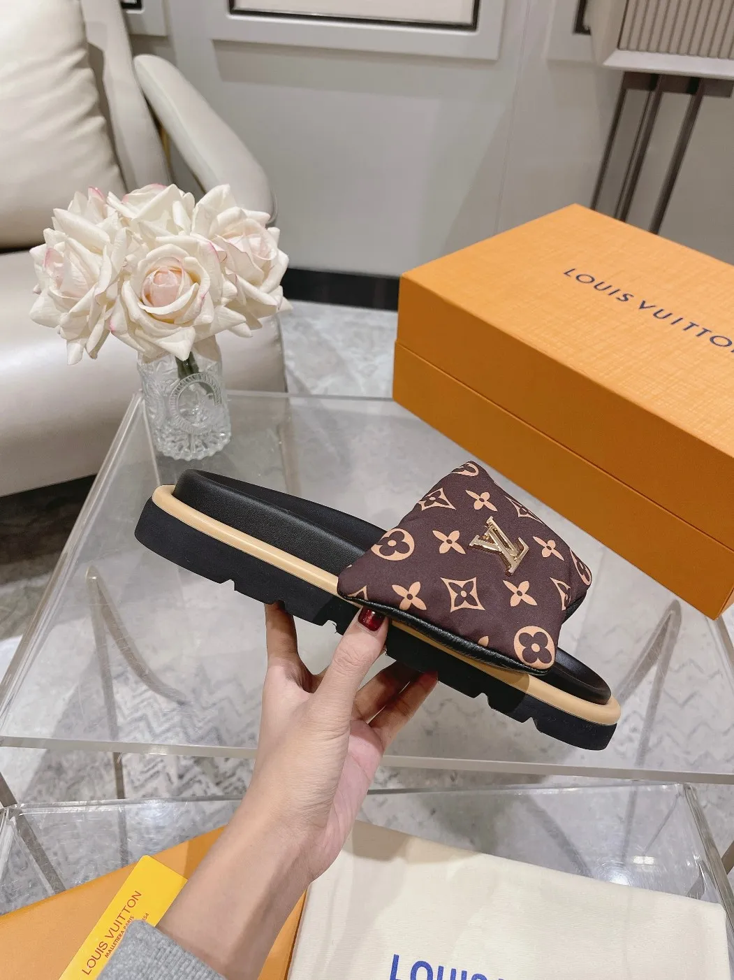 👟👟Ex-factory price 360👟👟 Lvjia brand | ²⁰²5 𝐬𝐬 💛2025 spring and summer latest popular Velcro series...Couple style thick-soled slippers, new rare products at the purchasing level💫 🍒This style is the favorite of celebrities🌟big internet celebrities. A simple and elegant sandal. A good style that you can't take your eyes off at a glance! The thick sole has the effect of increasing the height of the feet. It has the function of elongating the legs immediately. It is exquisite and low-key luxury✔️ No matter it is paired with skirts or trousers, it is super aura🛍 ━━━━━ ЅᏇєєt ━━━━━ ▪️Upper: LV old floral fabric ▪️Outsole: original molded outsole ▪️Shoe size: 35-45
